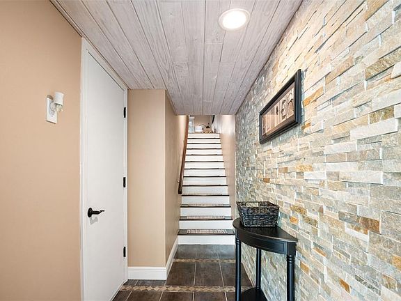 5th image of 529 Sandy Hook Rd