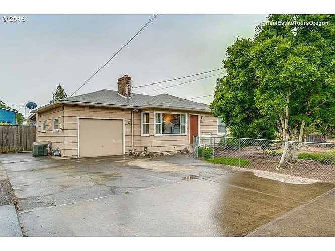 260 NW Rachel St photo 1