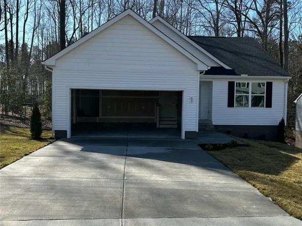 83 Highgate Dr, Hartfield, VA 23071