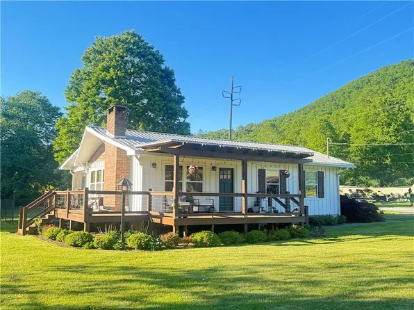 21 McIntosh Ln, Rabun Gap, GA 30568
