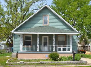 611 E Woodlawn St, Clinton, IL 61727