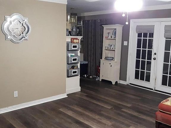 3rd image of 805 Catherine Ln