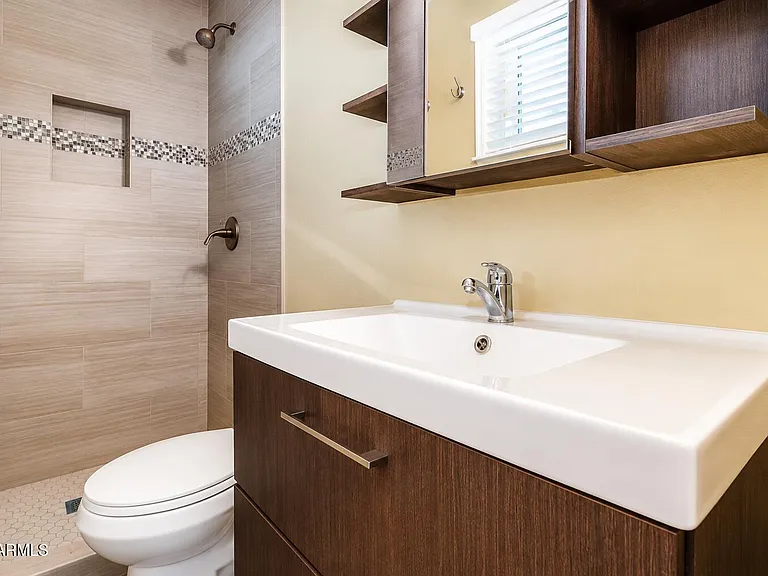 1015 E Marigold Ln — Photo 13