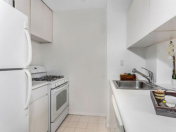 5th image of 1 Irving Pl APT U12g