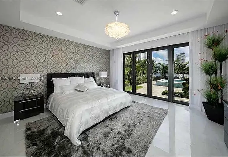 513 Palm Dr — Photo 18