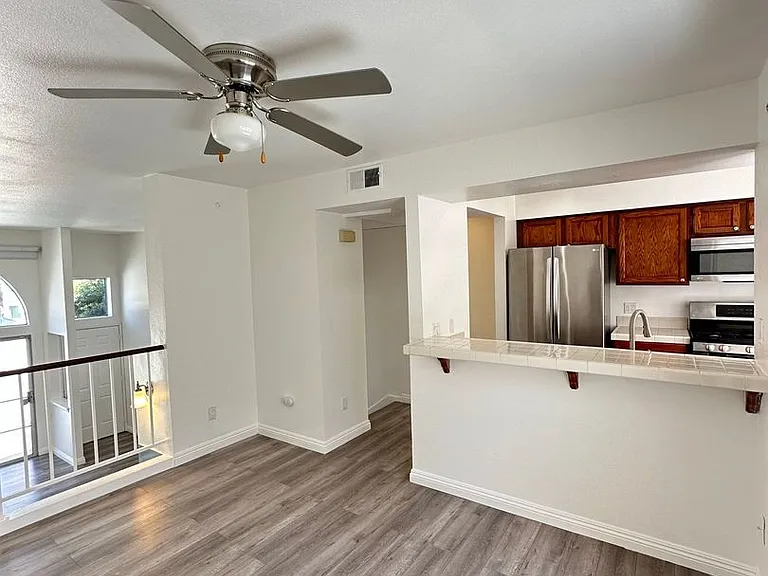 5455 Sylmar Ave #402 — Photo 5