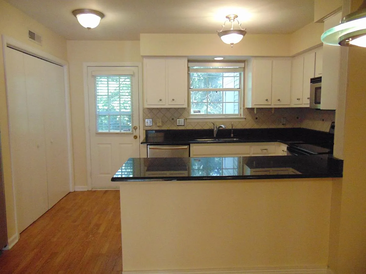 Building Photo - 2827 Hazelwood Dr