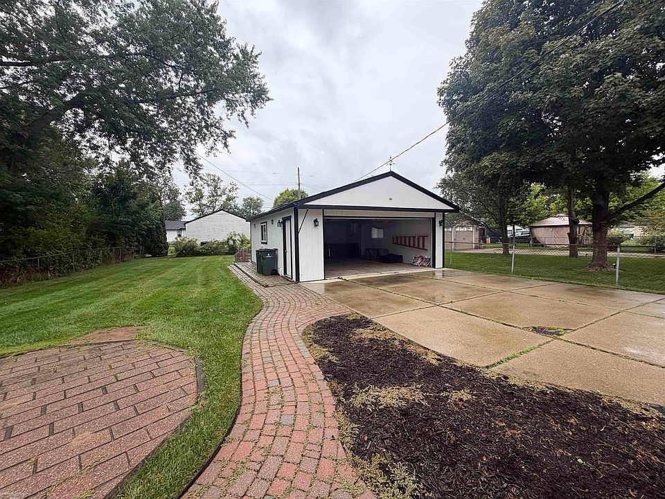 24050 Lakewood St, photo 4