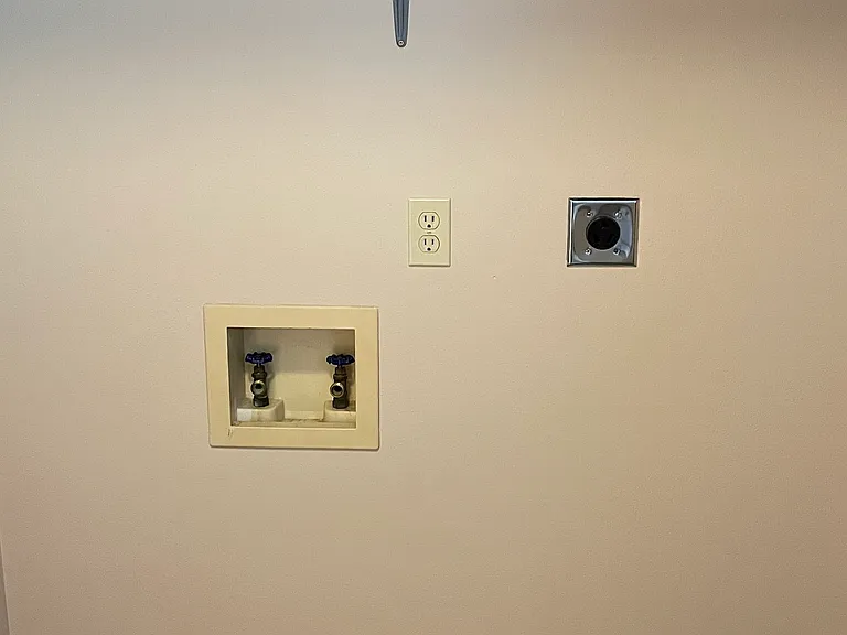 Washer/dryer hookups