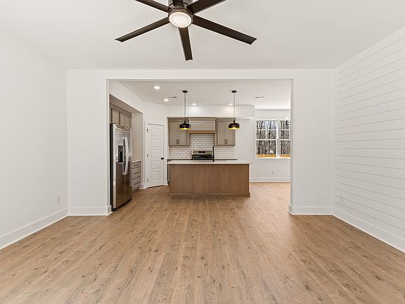 3rd image of 1033 Walnut Grove Rd