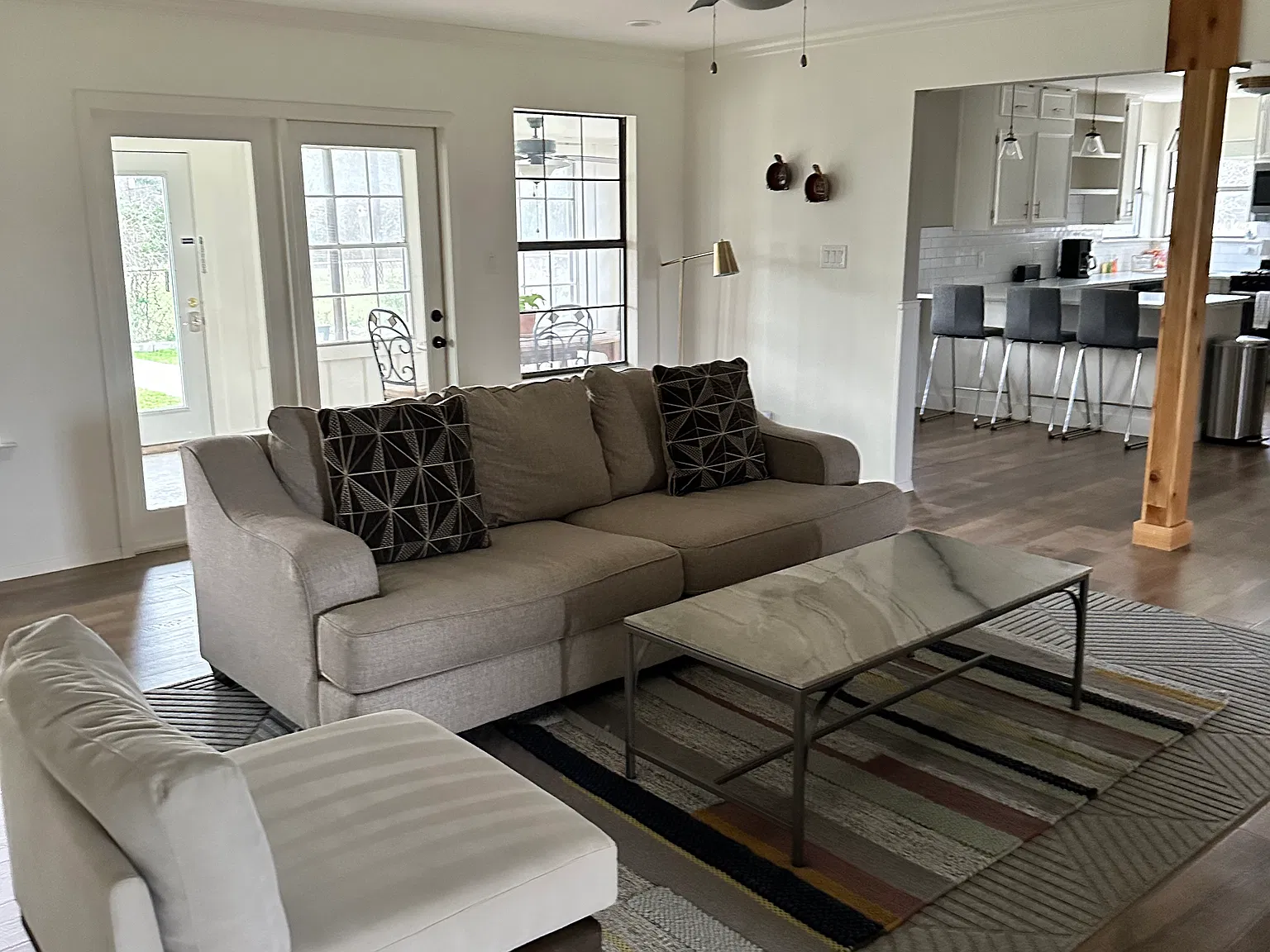 5 bed, 3.5 bath, 4500 sqft, $4,950 — Photo 2