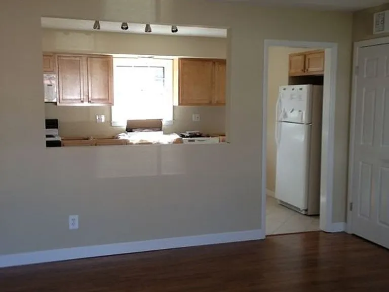 2303 Glenoak Dr — Photo 2