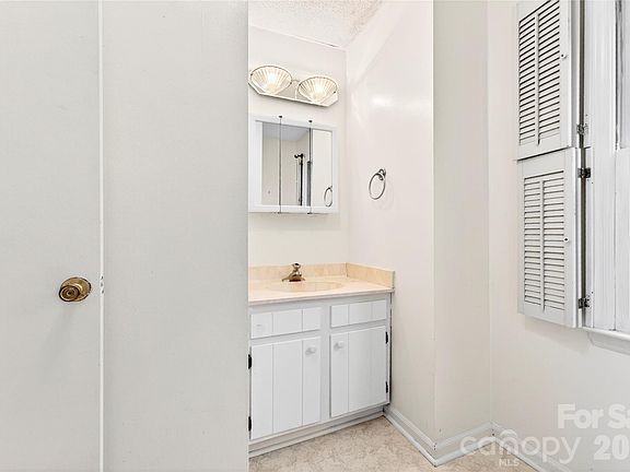 5th image of 621 Winter Wood Dr