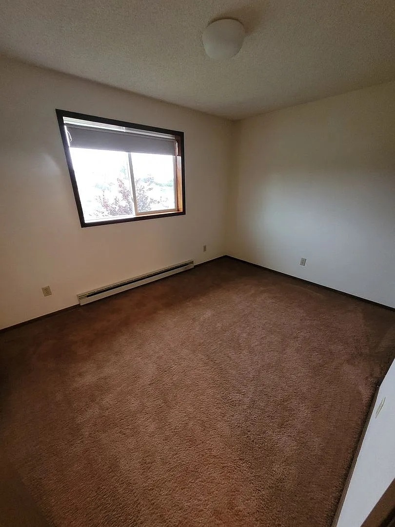 UH 6731 Hollister — Photo 3