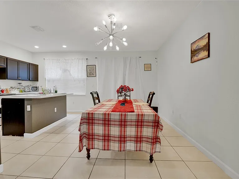 101 NE 37th Pl — Photo 9