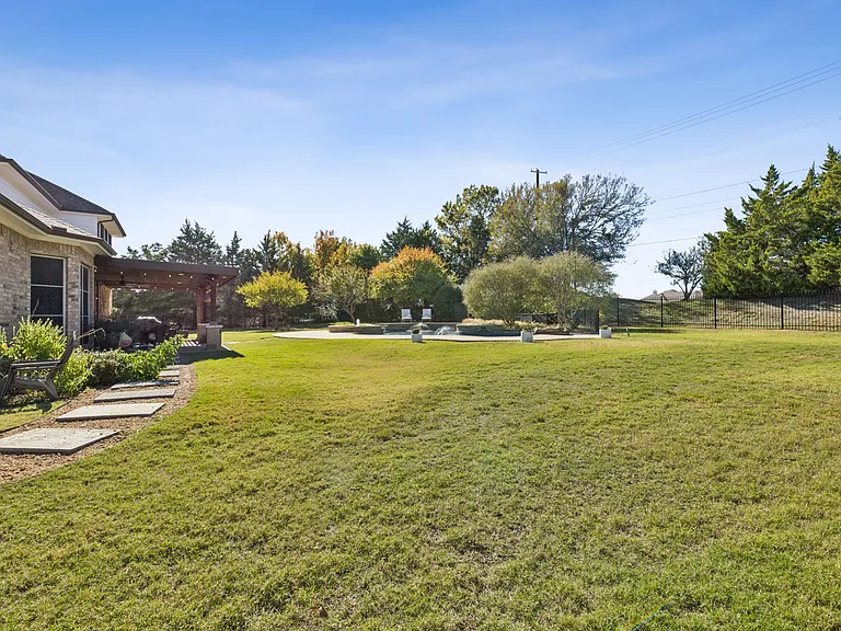5801 Hathaway Dr — Photo 39