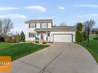 121 Stonefield Cir, Mount Horeb, WI 53572