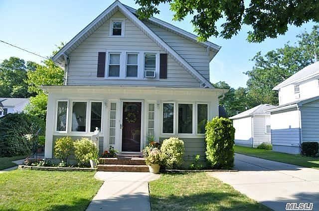 22 Jarvis Pl, Lynbrook, NY 11563 | Zillow