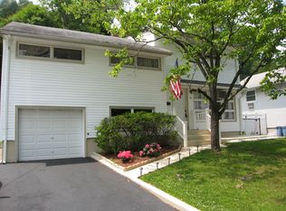 16 Devine Dr, Mahwah, NJ 07430