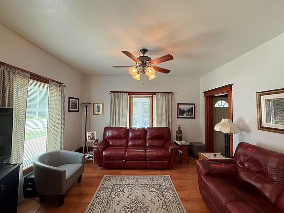 4th image of 619 3rd St SE