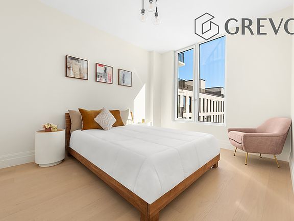 3rd image of 3055 Vernon Blvd #2C