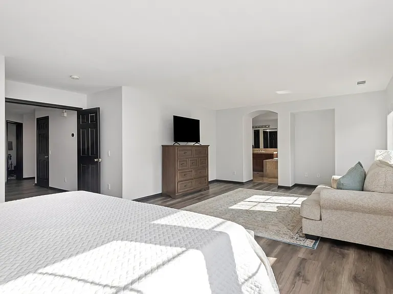450 Rocco Cir — Photo 16