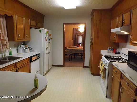 5th image of 471 River Rd