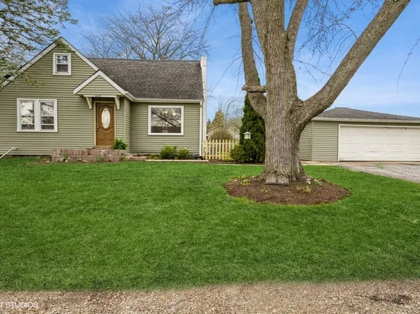 1418 Barberry Ln, Round Lake Beach, IL 60073
