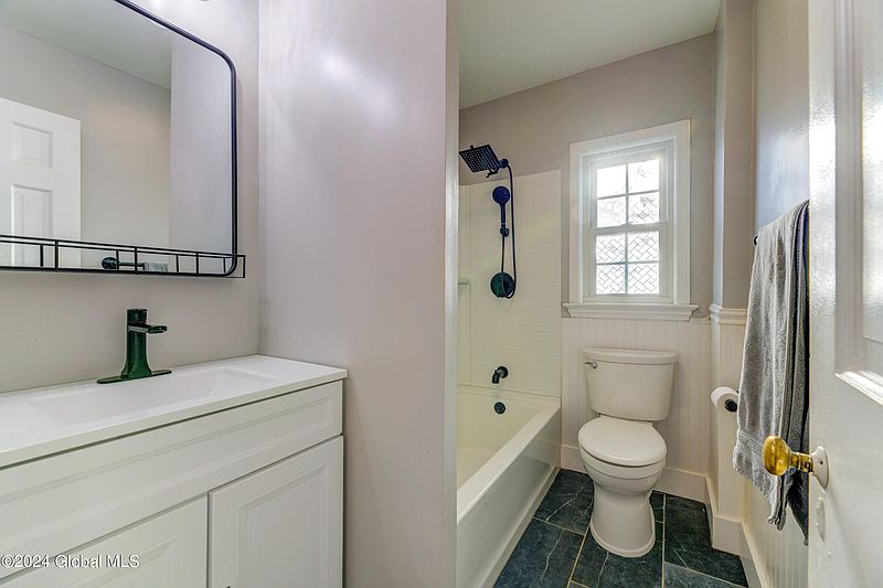 4th image of 189 Colonial Avenue
