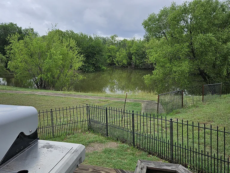 Lake View - Fenced Yard