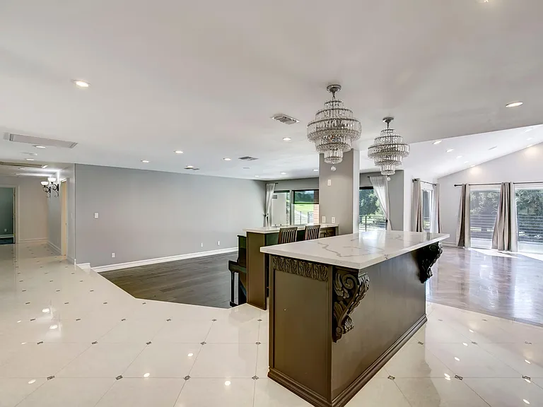 1710 Country Club Dr — Photo 9
