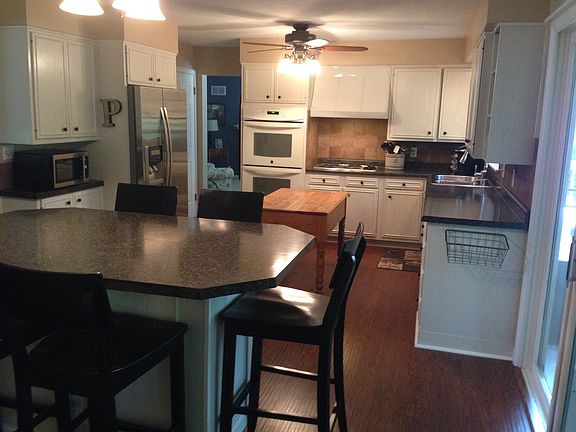 Eat-in kitchen w/pantry