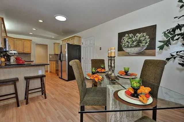 3 bed, 1251 sqft, $4,200 — Photo 2