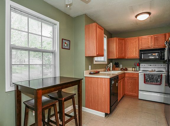 5th image of 4939 Briar St