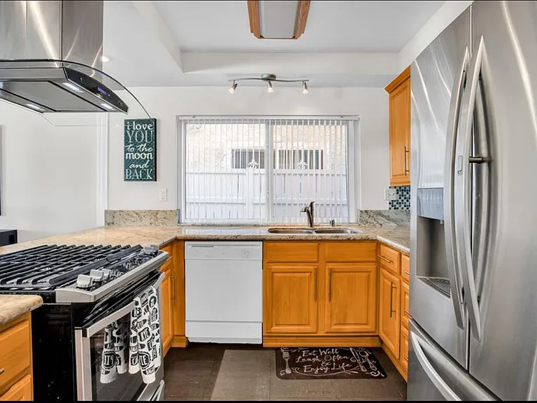 720 Matthisen Cir — Photo 11