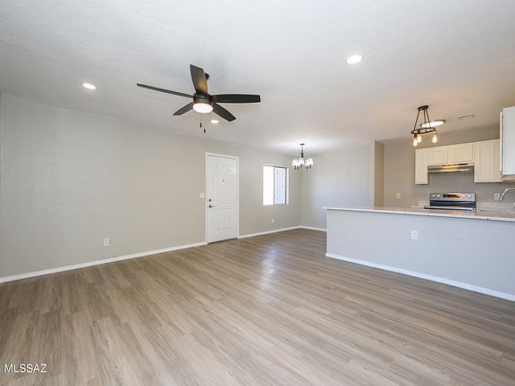 4th image of 842 S Langley Ave