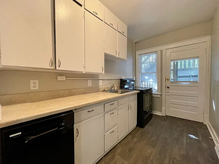 Valentine Place Apartments — Photo 35