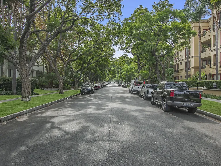 N Oakhurst Dr — Photo 25