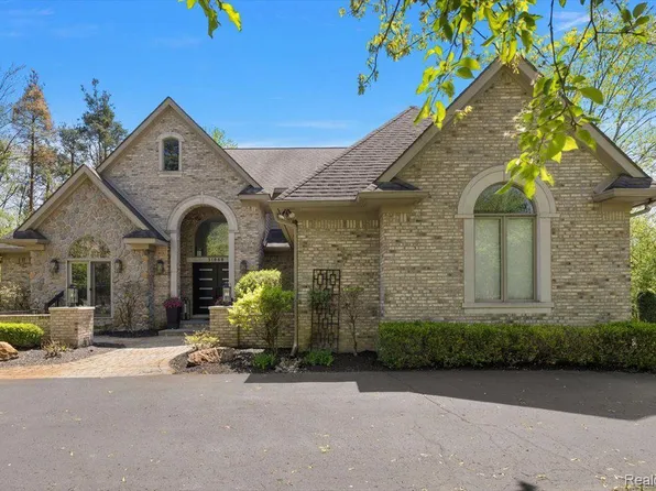 31080 Lucerne Dr, Franklin, MI 48025