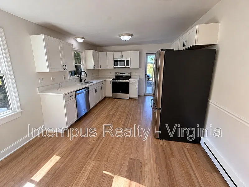 3 bed, 2.0 bath, 1200 sqft, $2,450 — Photo 2