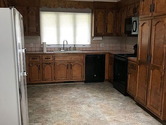 4th image of 28 Mountain Brook Trl