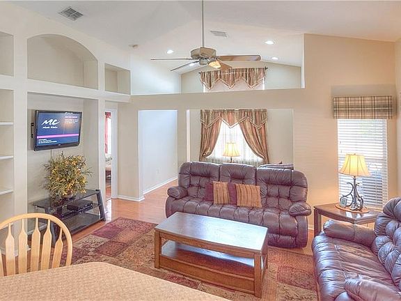 12' ceilings & art niches.