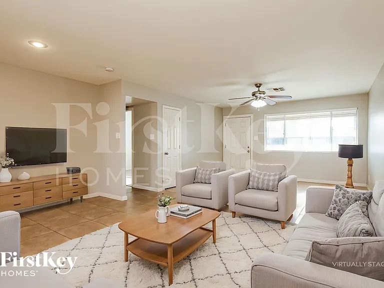8802 N 35th Dr — Photo 4