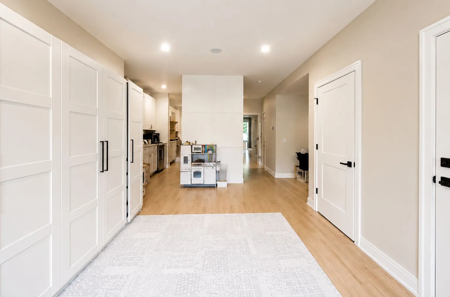 3 bed, 2800 sqft, $5,500 — Photo 1