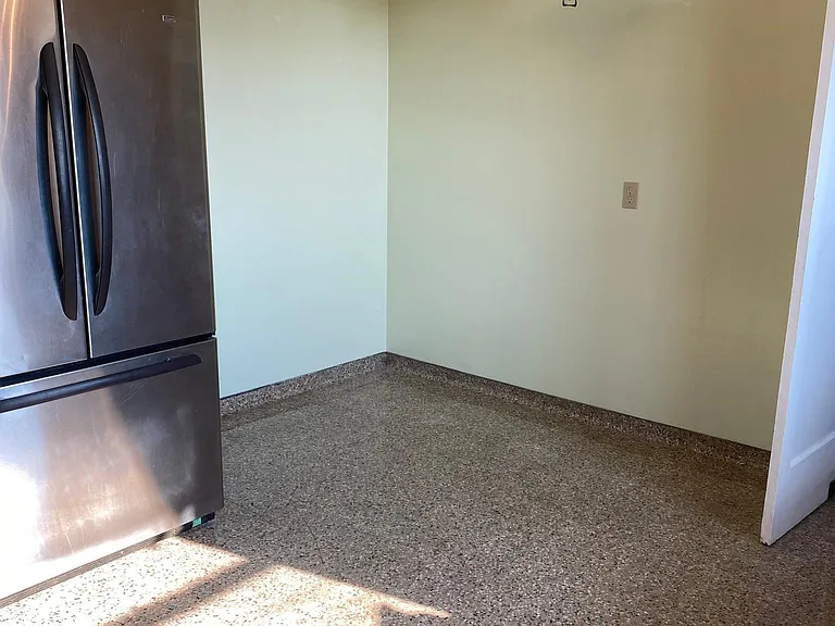 654 Edwards St — Photo 10