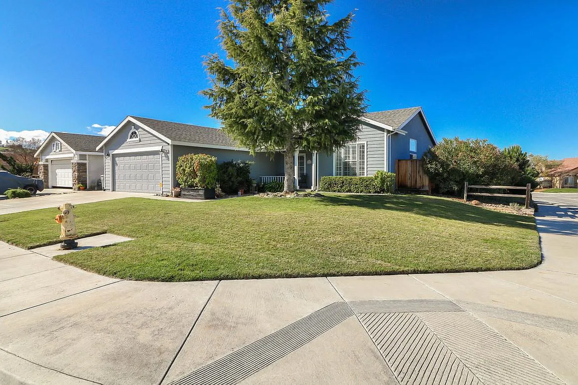 2360 Paradise Dr photo 1