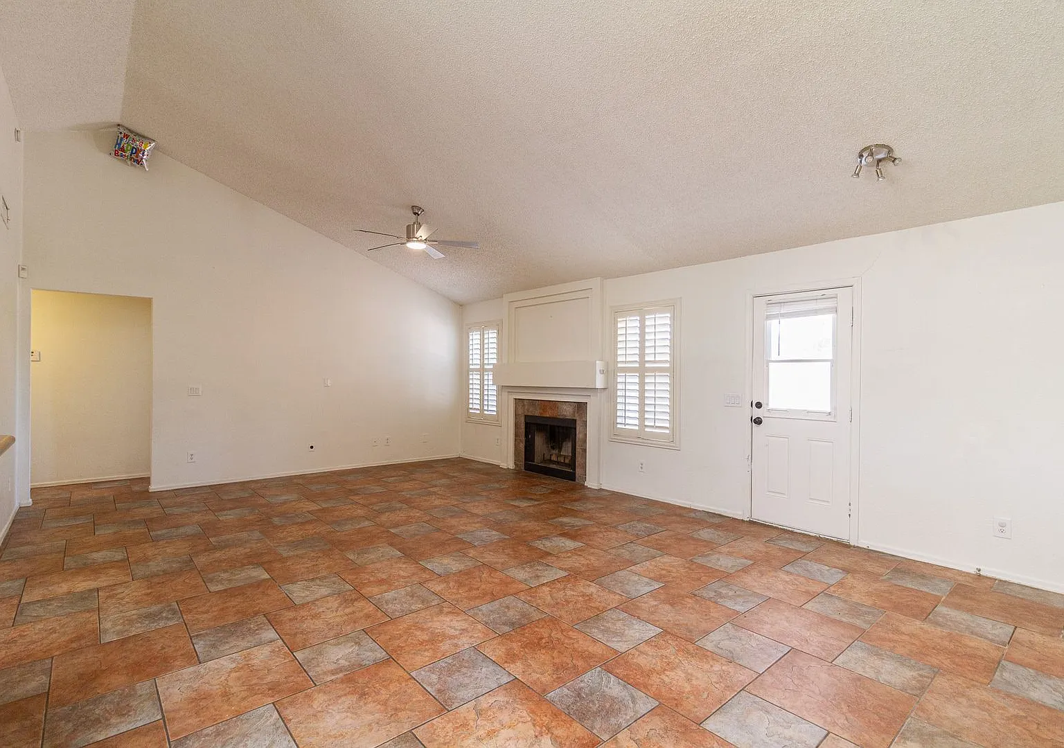 Country Style 3 Bedroom 2 Bath Home in Cul de Sac — Photo 2