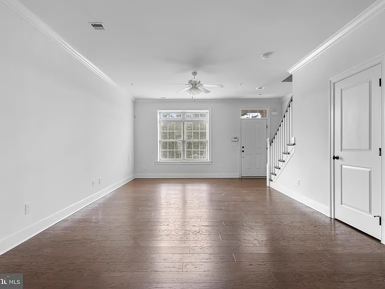 619 W Mulberry St — Photo 8