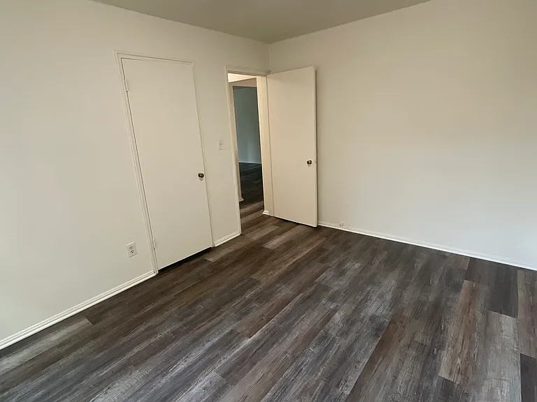 Country Club Apartments — Photo 28