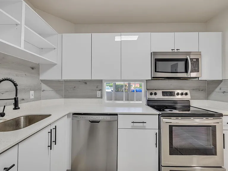1735 Dewey St #909 — Photo 9
